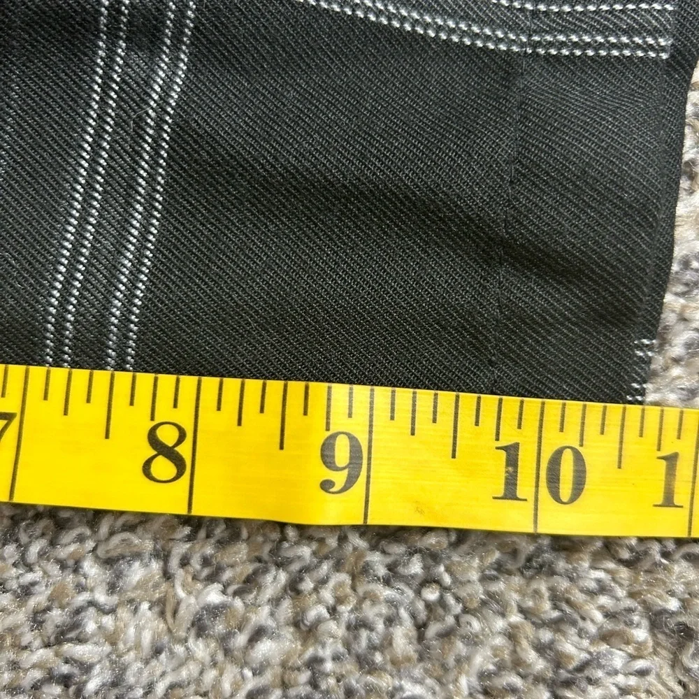 O’Neil Men’s Black with Gray and White plaid design size 34